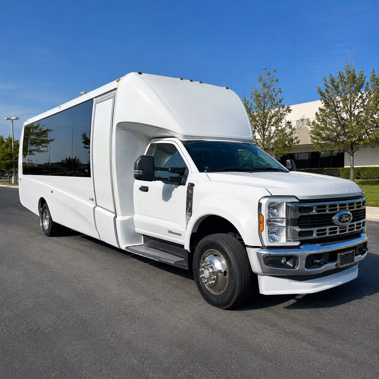 corporate airport transfer buses between rochester hills and dtw
