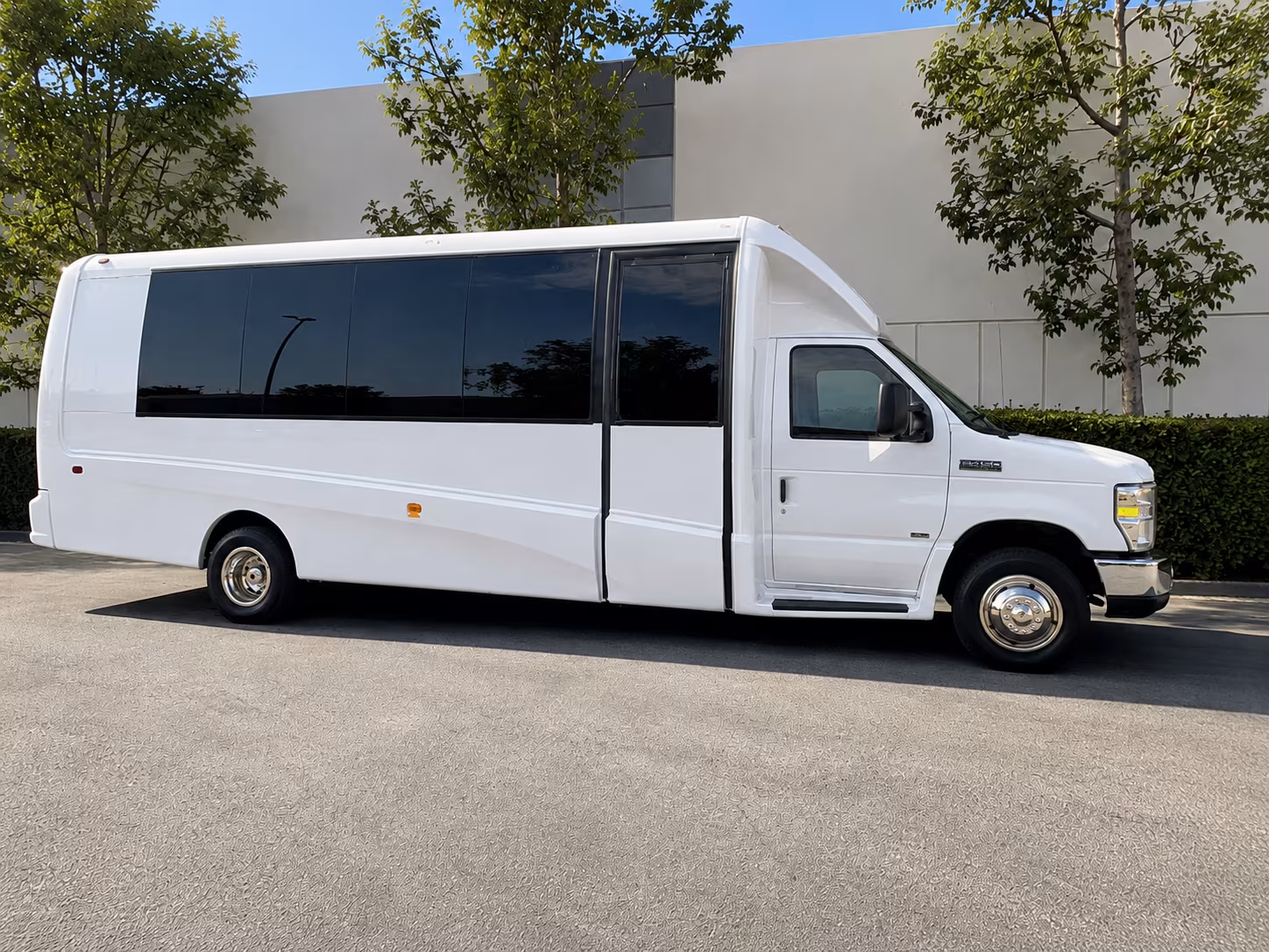minibus rentals for small group winery visits near rochester hills