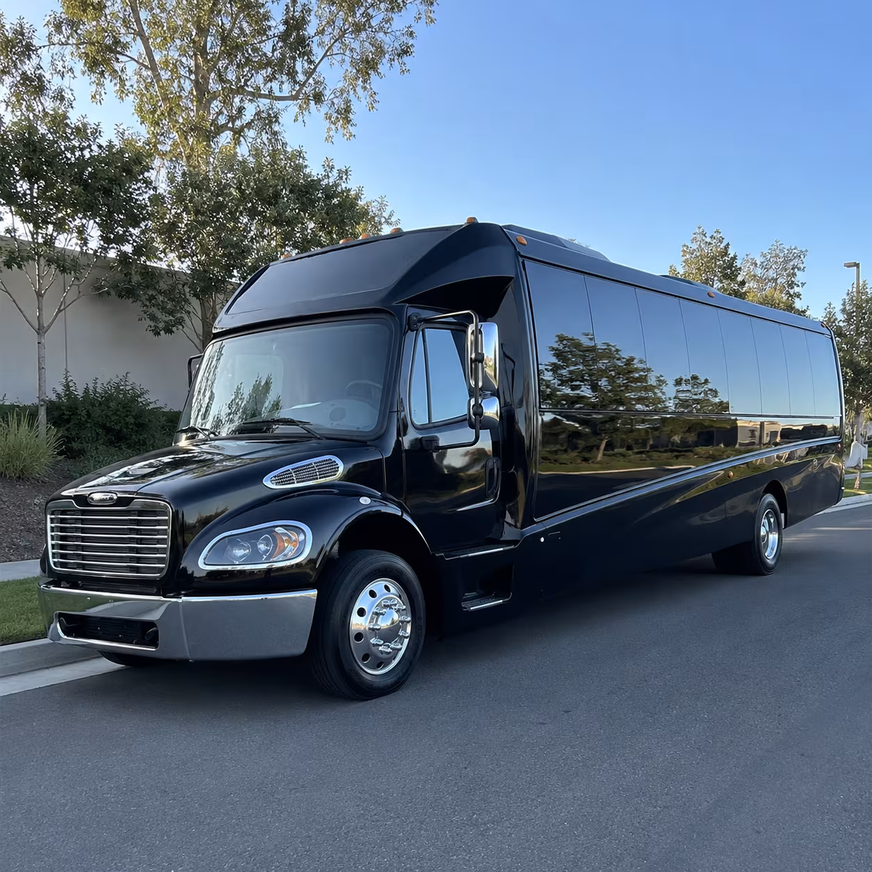 rochester hills 25 passenger minibus